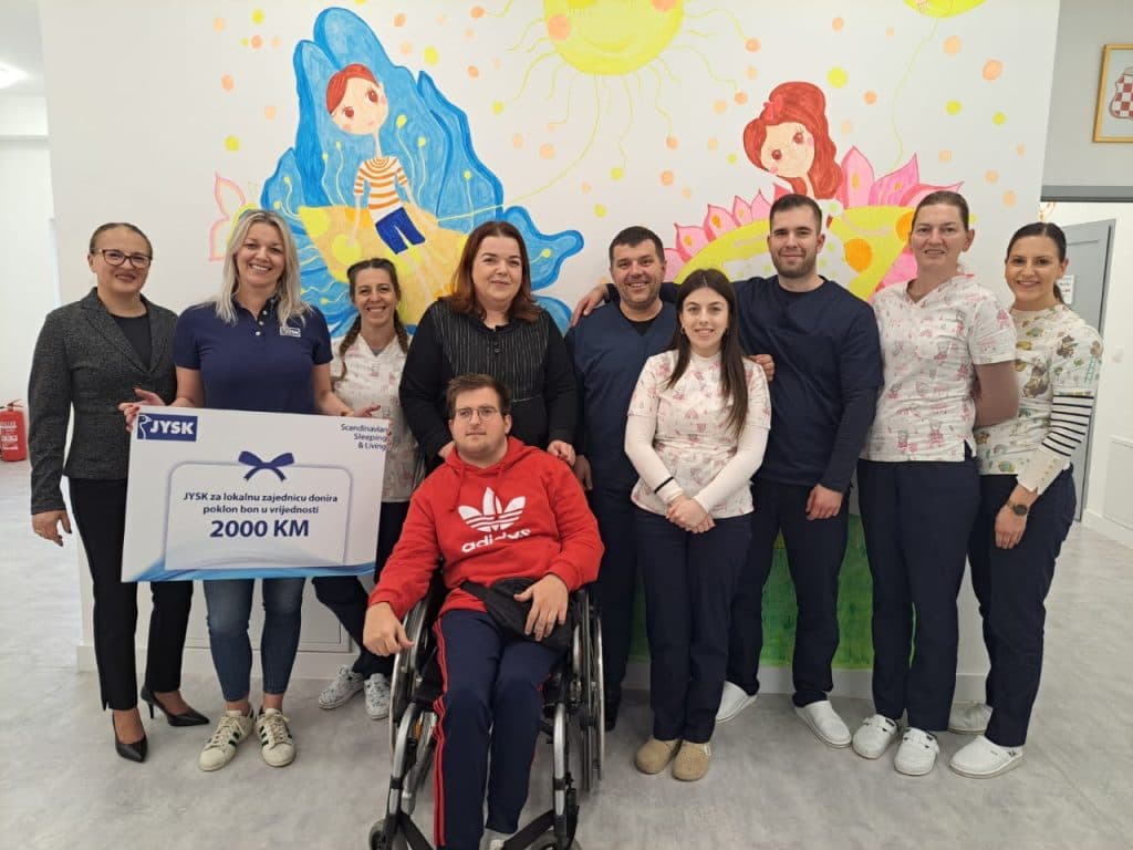 Ilustracija članka: JYSK stigao u Grude i donacijom obradovao štićenike Edukacijsko-rehabilitacijskog centra Ivan Pavao II