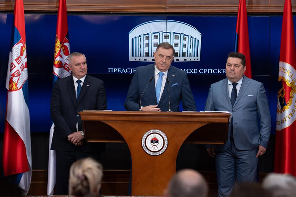 Ilustracija članka: Raspisana potjernica za Dodikom, Viškovićem i Stevandićem