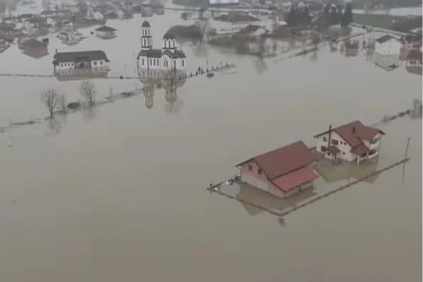 Ilustracija članka: Potopljeno naselje u Prijedoru, voda dosegnula do polovice kuća: Stotine domova ugroženo dok kiša i dalje pada