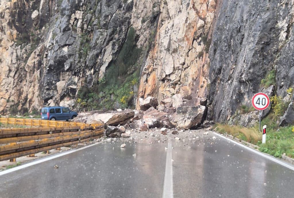 Ilustracija članka: Odron zatrpao cestu kod Makarske