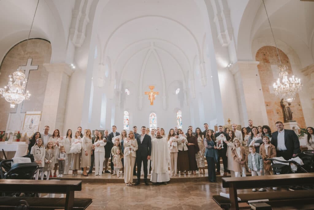 Ilustracija članka: Radosna vijest: U Širokom Brijegu kršteno trinaestero djece