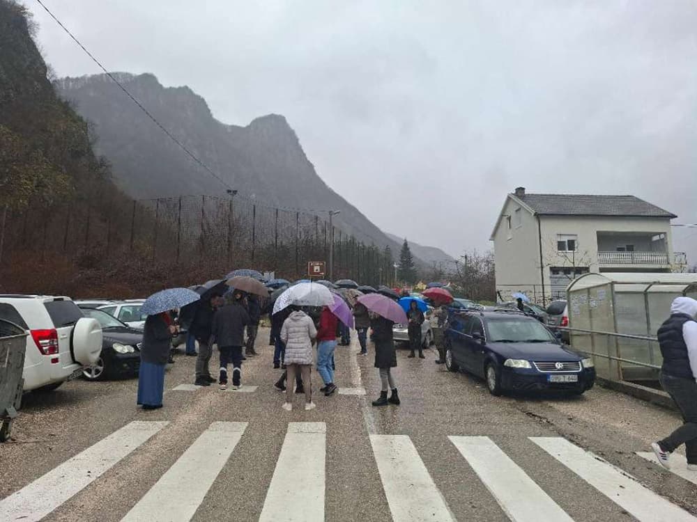 Ilustracija članka: Mještani Sovića i Doljana blokirali M17.5