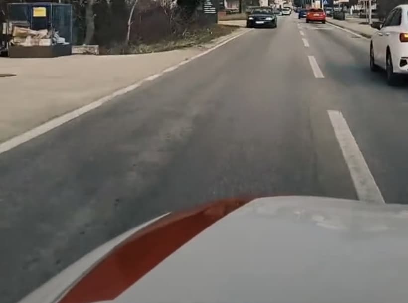 Ilustracija članka: VIDEO: Hitna pomoć projurila kroz Trn, snimka oduševila TikTok