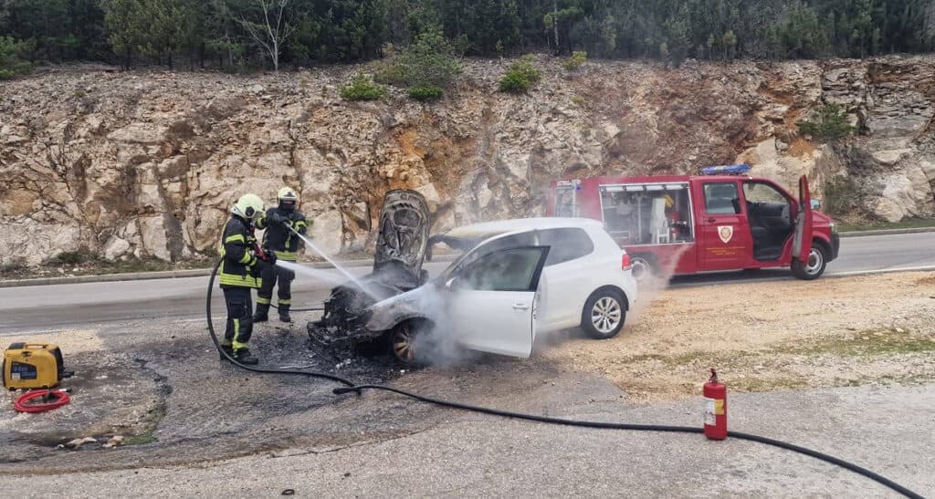 Ilustracija članka: Zapalio se automobil između Mostara i Širokog Brijega