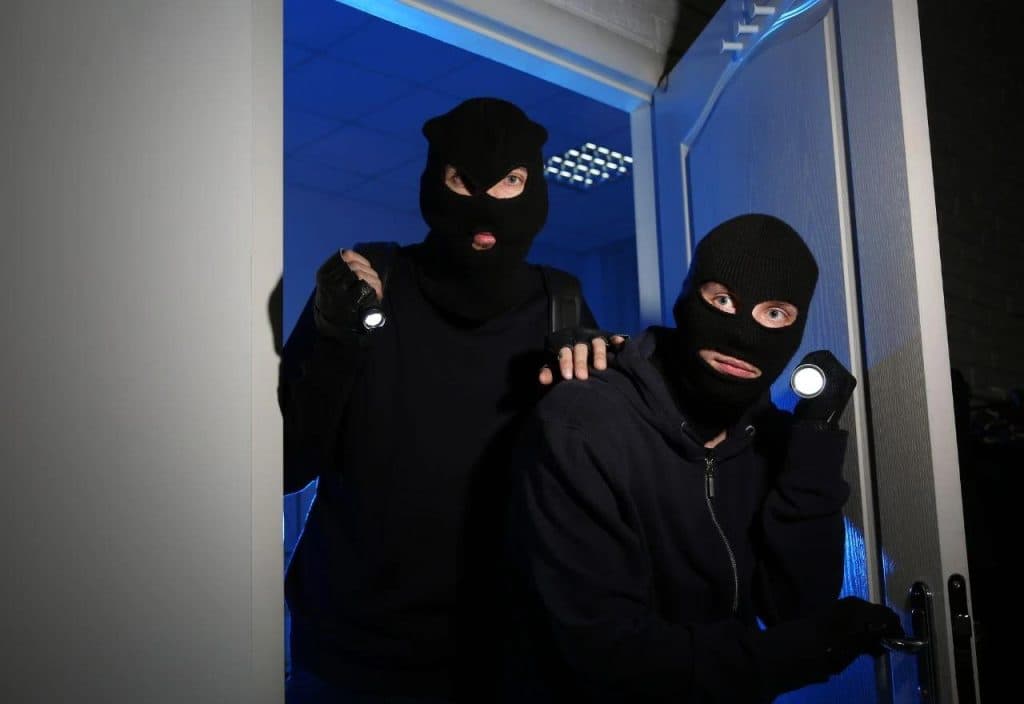 Ilustracija članka: Skupina migranata opljačkala obiteljsku kuću kod Ljubuškog