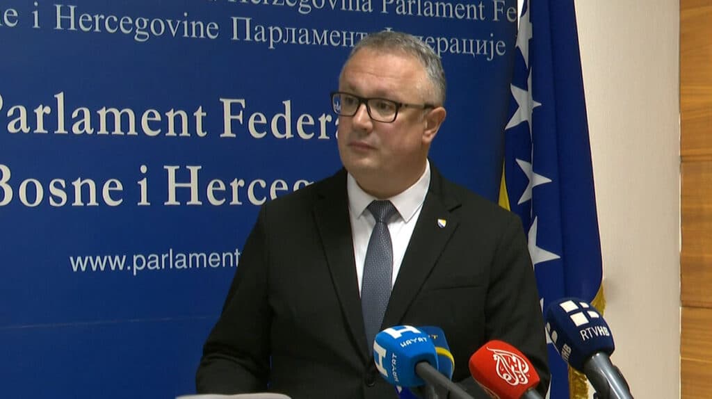 Ilustracija članka: Kajan se obrušio na RTV HB: Prezirem sve što radite i sve što predstavljate