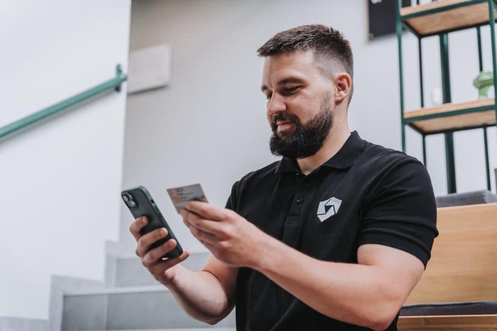 Ilustracija članka: Vozačke, osobne i putovnice imat ćemo u mobilnom telefonu?