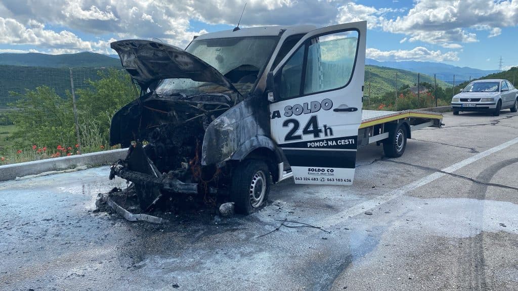 Ilustracija članka: U Grudama izgorio automobil vučne službe