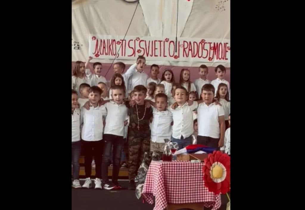 Ilustracija članka: Dirljiva priredba u Majčinu selu rasplakala roditelje: Djeca pjevala “Ako ne znaš šta je bilo”