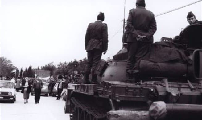 Ilustracija članka: Na današnji dan Hercegovci su goloruki stali pred tenkove JNA