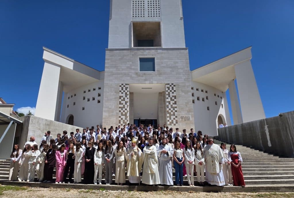 Ilustracija članka: U Posušju sakrament svete potvrde primilo 134 krizmanika 