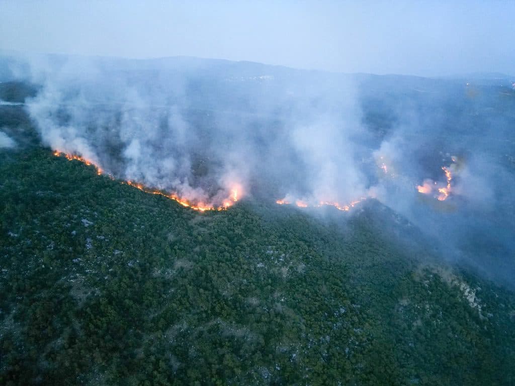 Ilustracija članka: Helikopter OS BiH i Air Tractor od ranog jutra gase požar u Grudama (VIDEO)