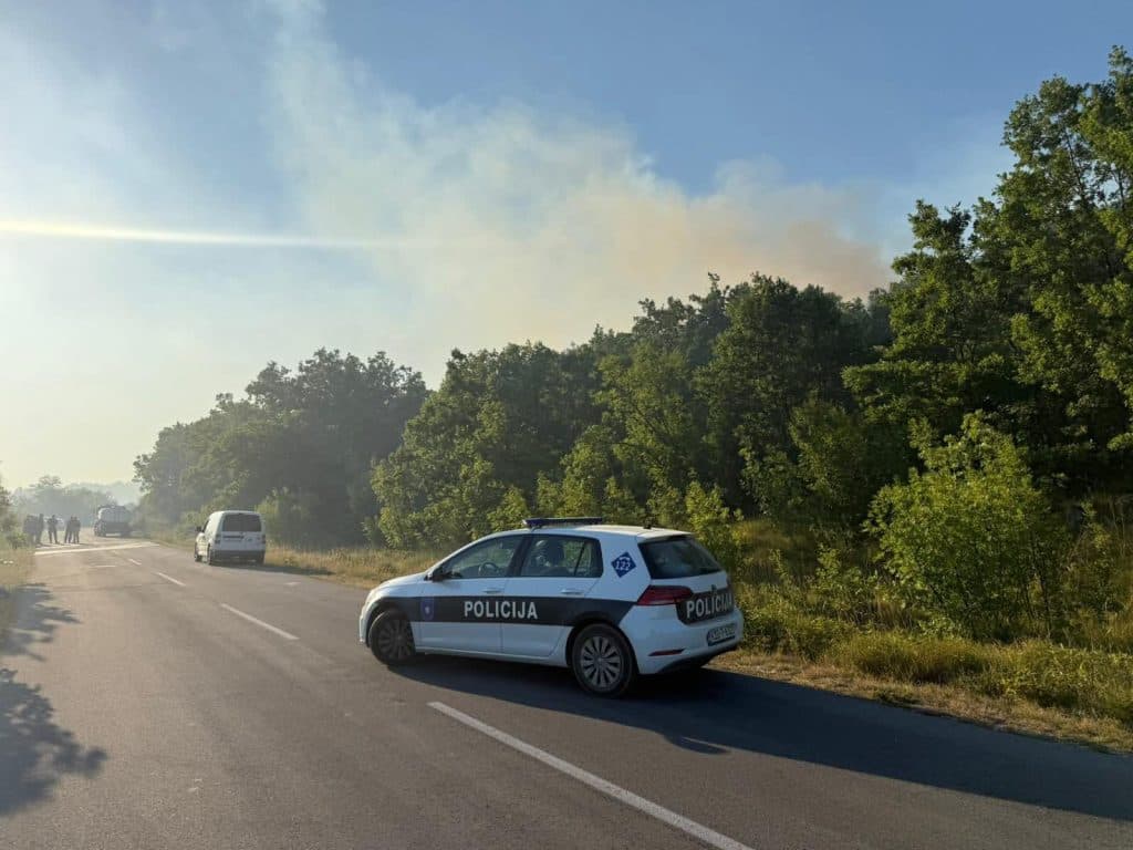 Ilustracija članka: Veliki požar u Tihaljini: Zatvorena prometnica Peć Mlini – Drinovci