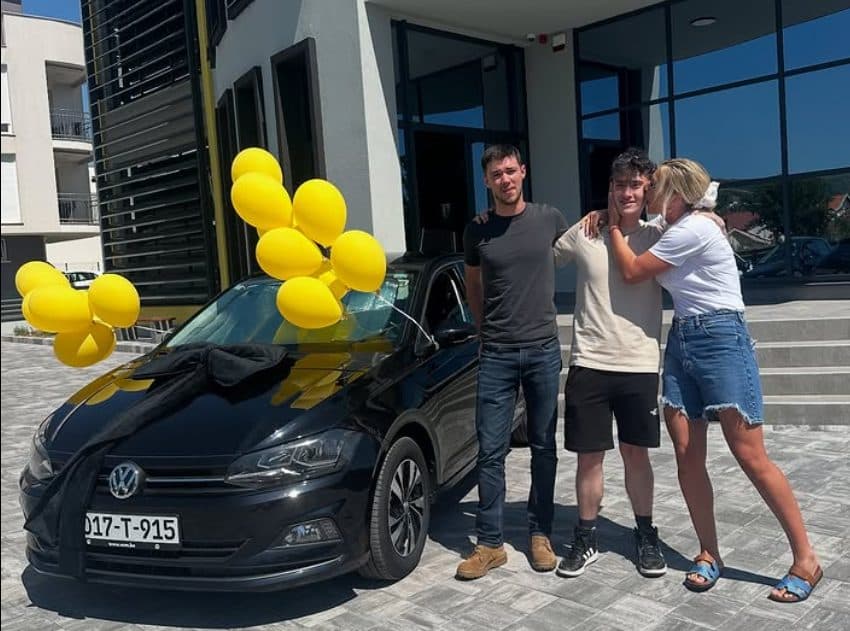 Ilustracija članka: Anny Chanel zaposleniku poklonila automobil