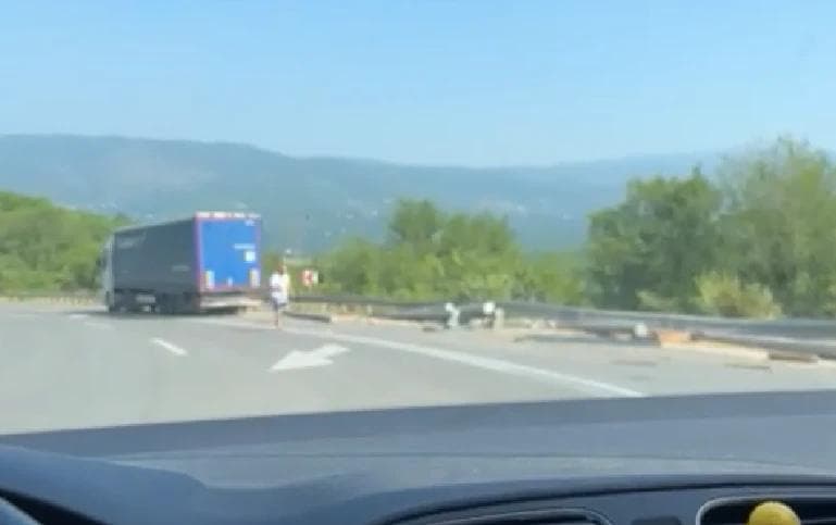 Ilustracija članka: Rasuo se teret s kamiona na cesti između Gruda i Širokog Brijega