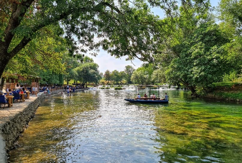 Ilustracija članka: Hrvati masovno dolaze u Hercegovinu: Gorivo, plin, pivo i ručak znatno jeftiniji nego u Hrvatskoj