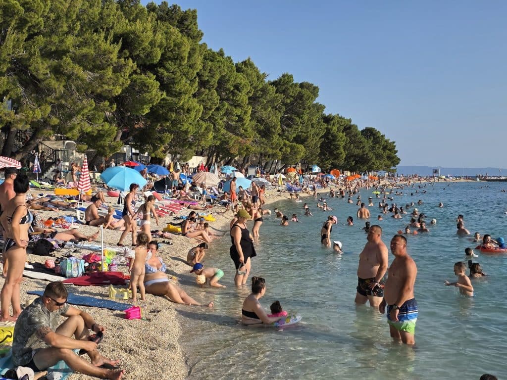 Ilustracija članka: Mostarac umro na plaži kod Baške Vode, ostavili ga satima ispod suncobrana
