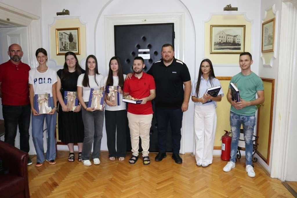 Ilustracija članka: Grad Ljubuški: Prvašićima po 200 maraka, maturantima večera, svim studentima stipendije