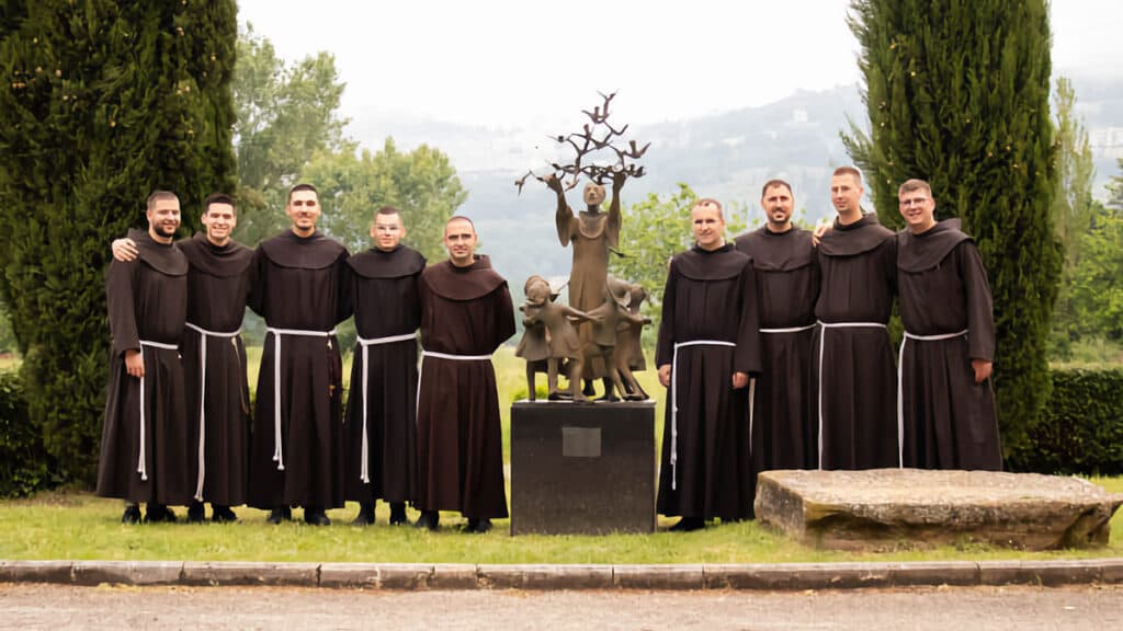 Ilustracija članka: Osmorica novaka na Humcu polažu prve redovničke zavjete