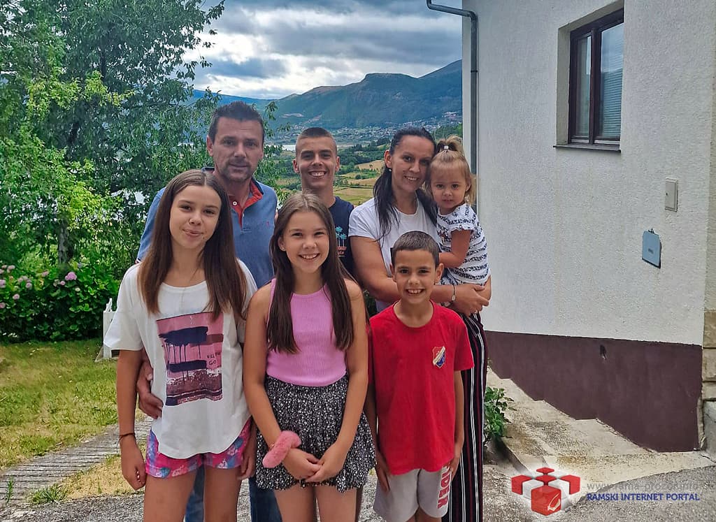 Ilustracija članka: Sedmeročlana obitelj vratila se u Hercegovinu: ”Anđe, ajmo mi kući”