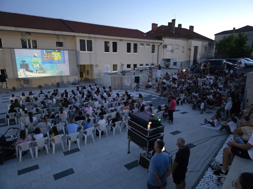 Ilustracija članka: Zvjezdano platno u Grudama: Projekcija animiranog filma „Ozi – Glas šume“