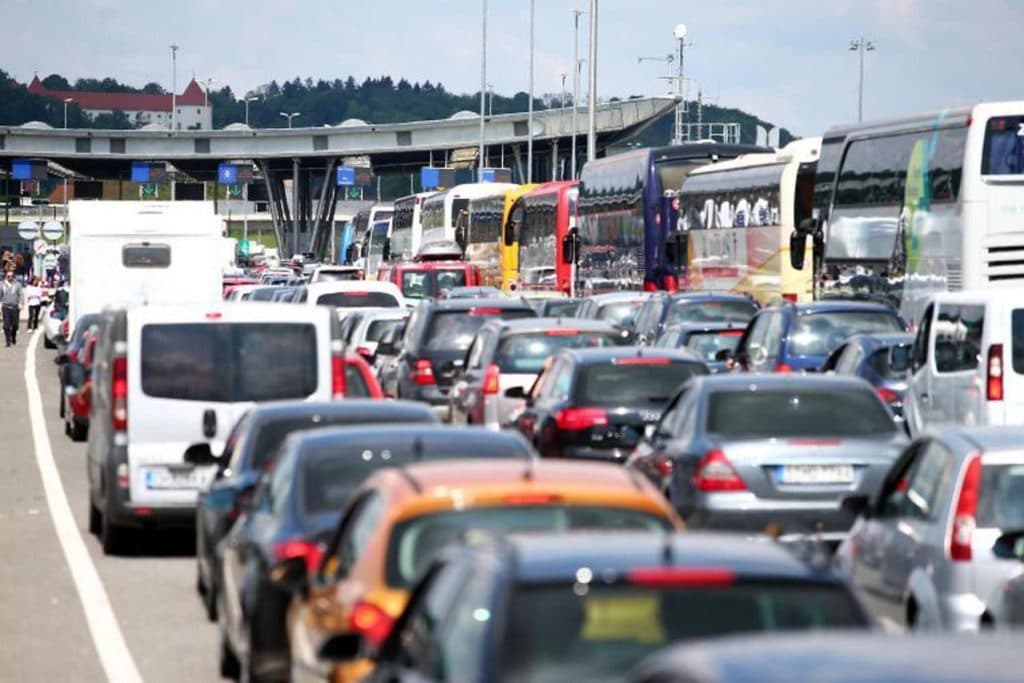 Ilustracija članka: Vrhunac sezone godišnjih odmora, veće gužve na granici i prema moru…