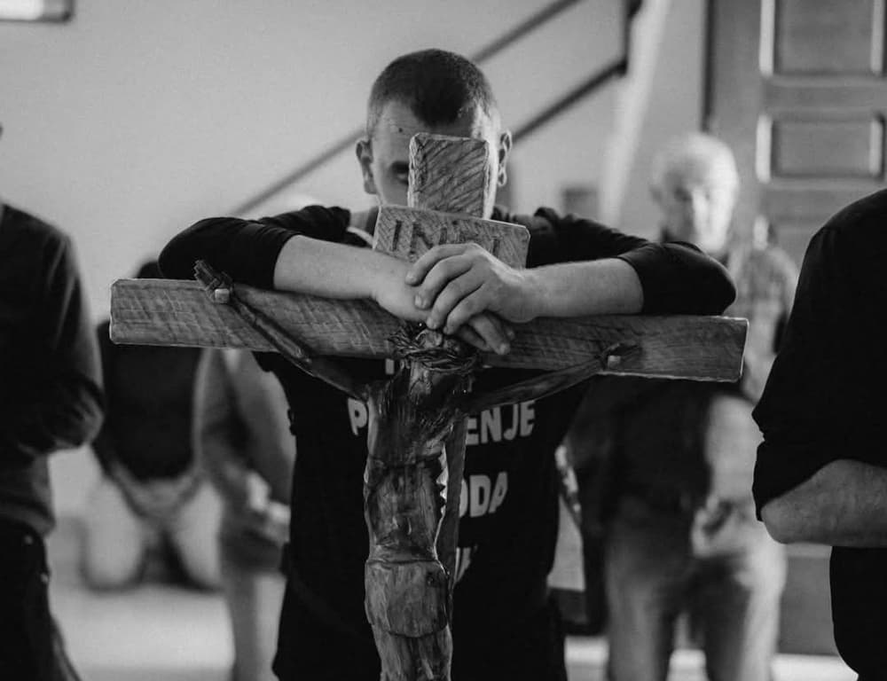 Ilustracija članka: Nosio križ kroz BiH, a sada se bori s tumorom: Emotivna priča Josipa Jelinića