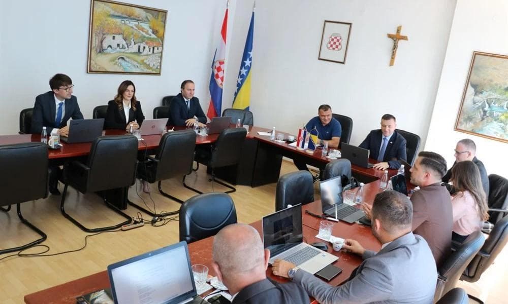 Ilustracija članka: Vlada ŽZH mijenja zakone o državnim službenicima, prostornom uređenju i građenju