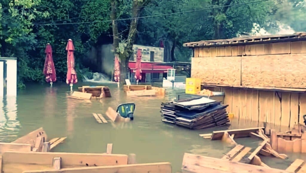 Ilustracija članka: Ljubuški pod vodom: Nevrijeme poplavilo ugostiteljske objekte na Kravici