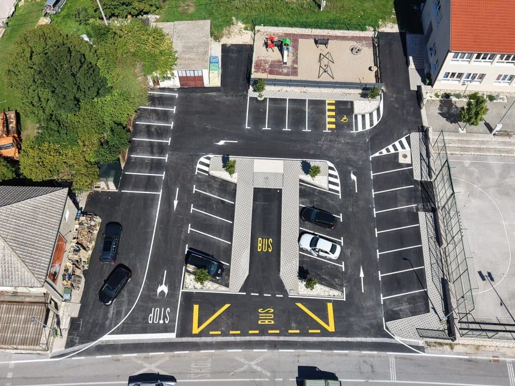 Ilustracija članka: Nova investicija u školsku infrastrukturu: Asfaltiran parking ispred Osnovne škole „Ante Bruno Bušić“ u Rakitnu