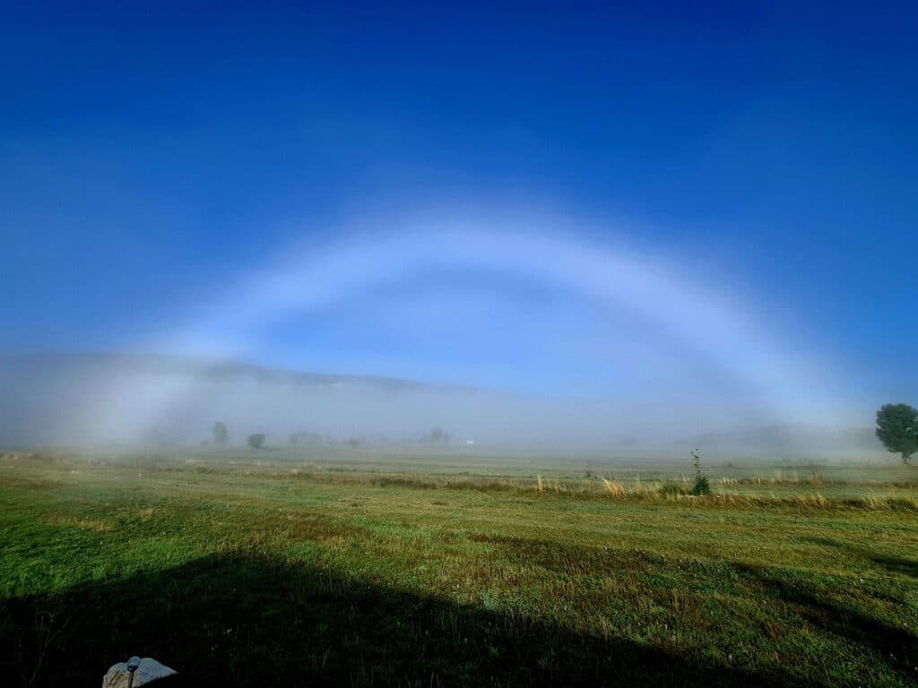 Ilustracija članka: Rijetka maglena duga pojavila se kod Posušja