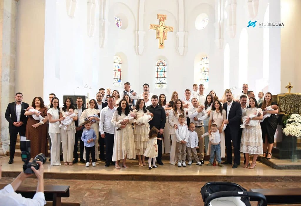 Ilustracija članka: U širokobriješkoj crkvi u jednom danu kršteno čak četrnaestero djece