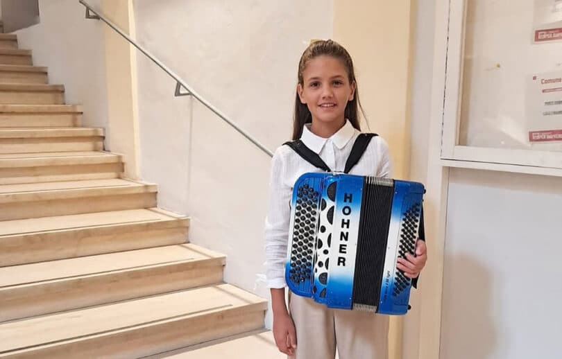 Ilustracija članka: Mlada širokobriješka harmonikašica među najboljima na svijetu
