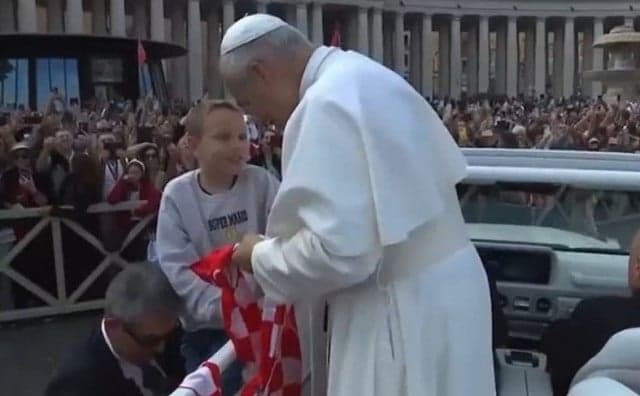 Ilustracija članka: VIDEO  Dječak iz Tomislavgrada se probio do pape i donio mu hrvatski šal