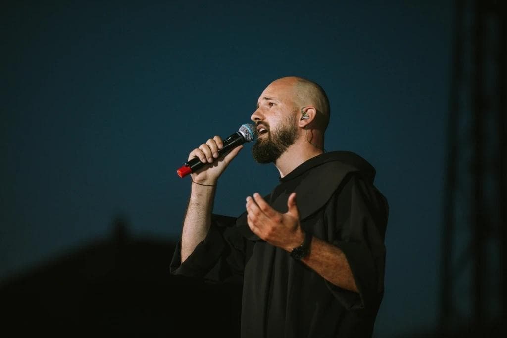 Ilustracija članka: Humanitarna večer duhovne glazbe fra Marina Karačića u Mostaru