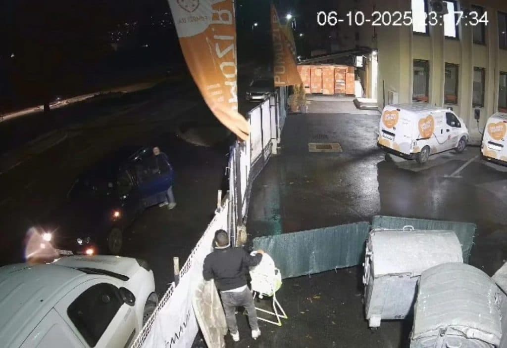 Ilustracija članka: VIDEO | Lopovi kradu doniranu odjeću iz skladišta Pomozi.ba