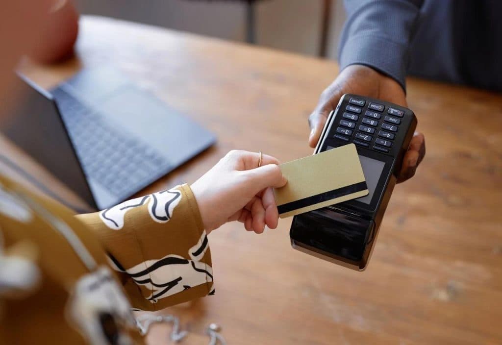 Ilustracija članka: Ukradenom karticom plaćala ručkove, gorivo i račune u Grudama, Ljubuškom, Mostaru