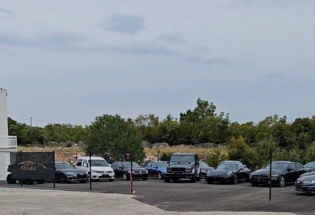 Ilustracija članka: U Grudama otvoren Auto salon “LaLa”