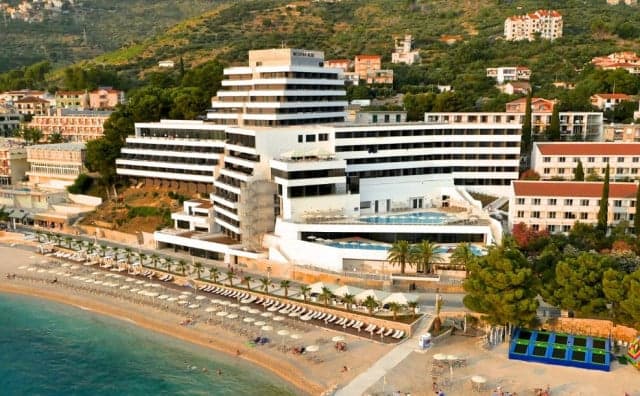 Ilustracija članka: Najbogatiji Hercegovac prodao svoj udio u poznatom hotelskom kompleksu kod Makarske