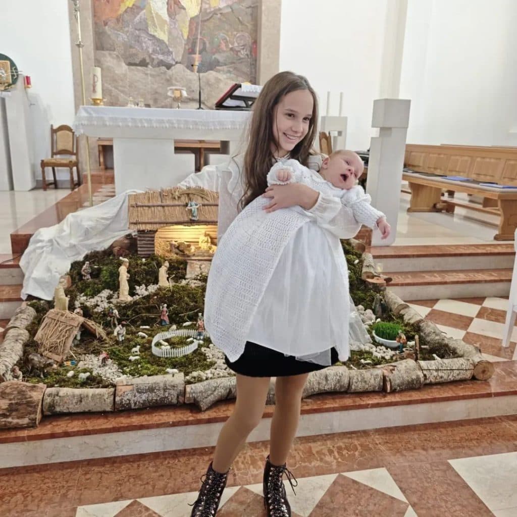 Ilustracija članka: Rakitno: 12-godišnja Gabrijela isplela haljinu za krštenje sestri