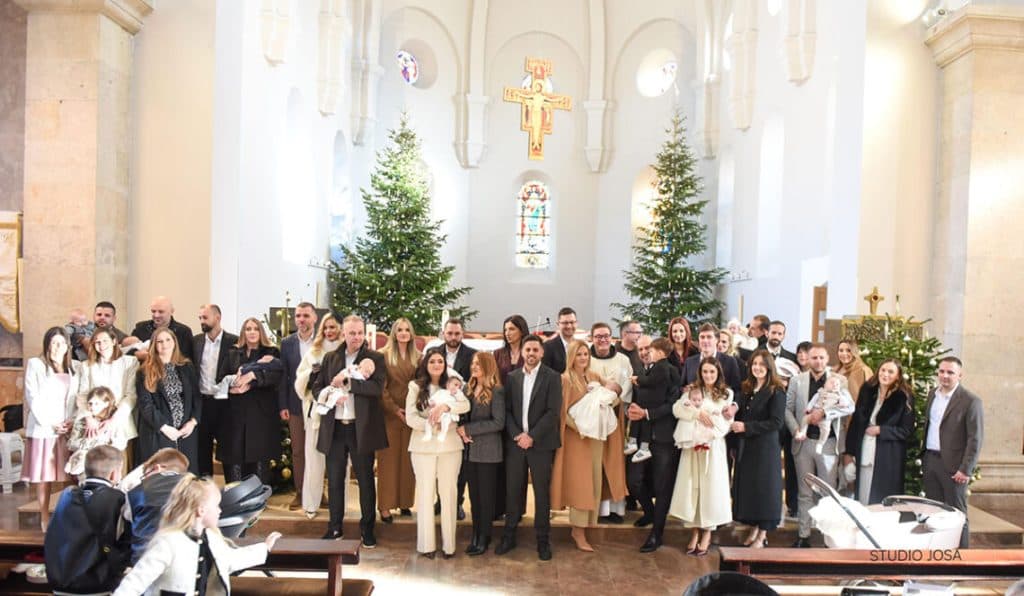 Ilustracija članka: Radost u Širokom Brijegu: U jednom danu kršteno 11 beba