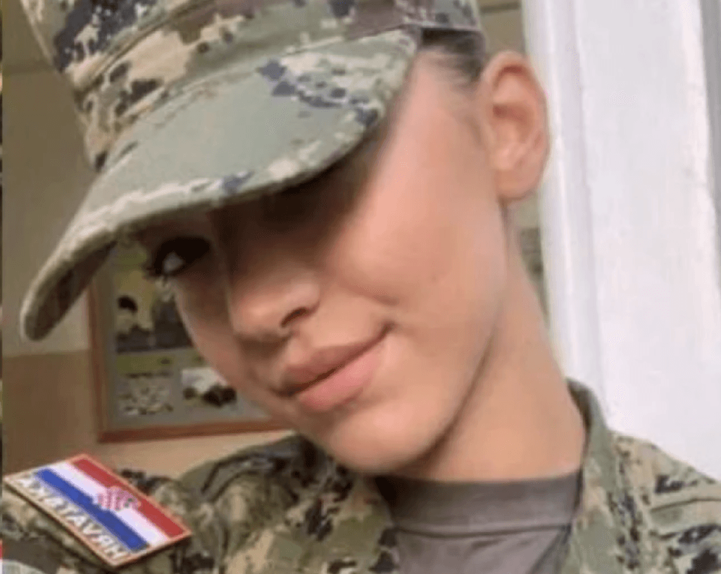 Ilustracija članka: Svi su ludi za Jelicom iz Tomislavgrada, porukom s vojne obuke osvojila je mreže