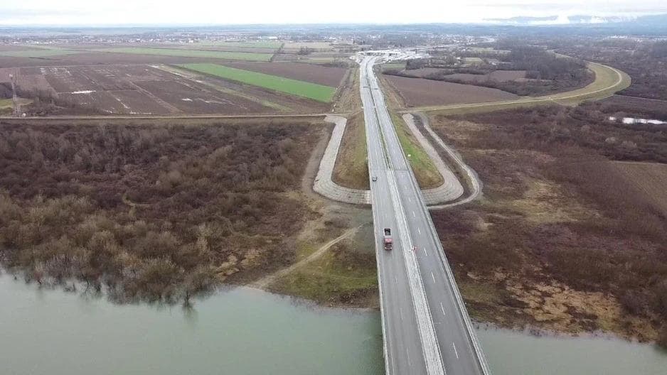 Ilustracija članka: Srbi optužili Hrvate za ustaštvo zbog betonskog nasipa: “Kod Gradiške niklo ustaško U”