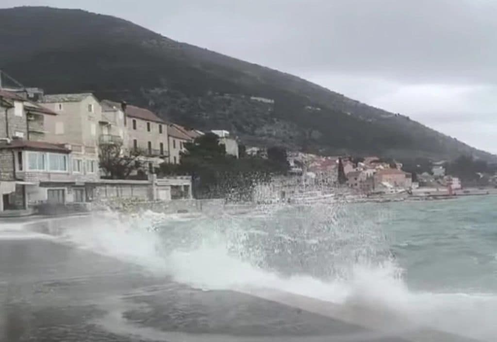 Ilustracija članka: Poplavljene obale Dalmacije: Valovi dosegli visinu od osam metara