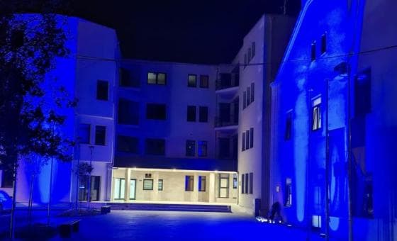 Ilustracija članka: Zgrada MUP-a ŽZH osvijetljena plavom svjetlošću u sjećanje na poginule policajce