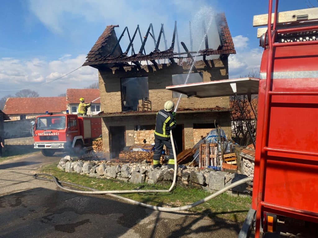 Ilustracija članka: Požar na kući u Ružićima: Vatrogasci na terenu, na području općine Grude aktivno više požara