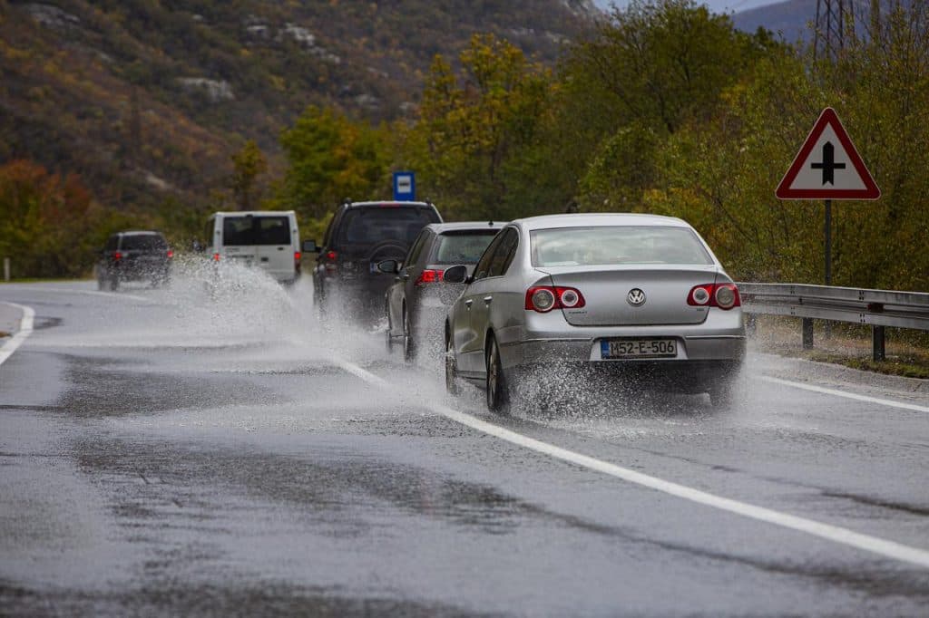 Ilustracija članka: Stanje na cestama u BiH: Kolnici mokri, očekuju se i susnježica i snijeg