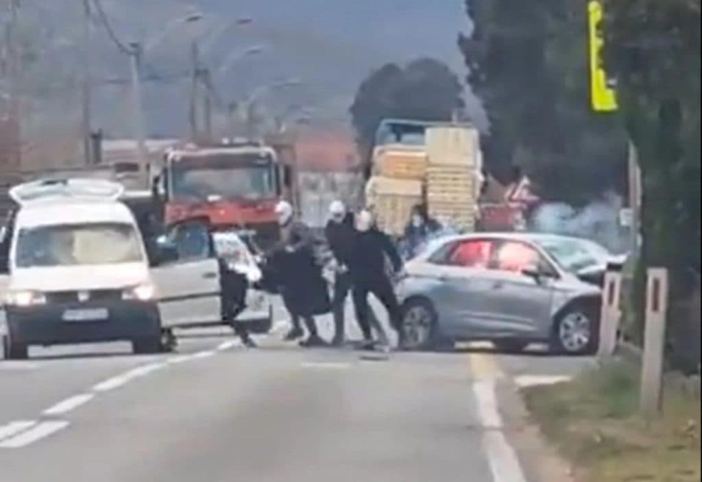 Ilustracija članka: VIDEO | Maskirane osobe palicama i bakljama napale vozača kod Mostara