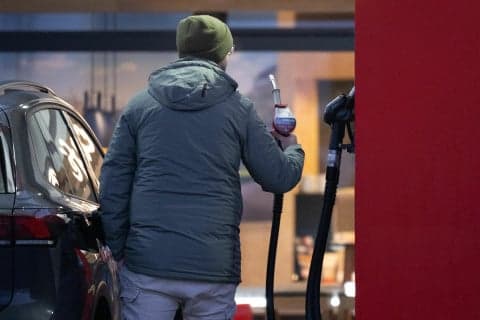 Ilustracija članka: Hrvati pohrlili na hercegovačke pumpe, toči se do vrha