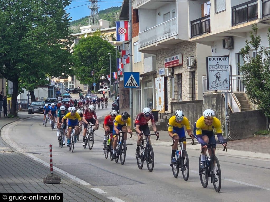 Ilustracija članka: Tour of BiH prošao kroz Grude: Uzbuđenje na ulicama, dva biciklista pala u centru